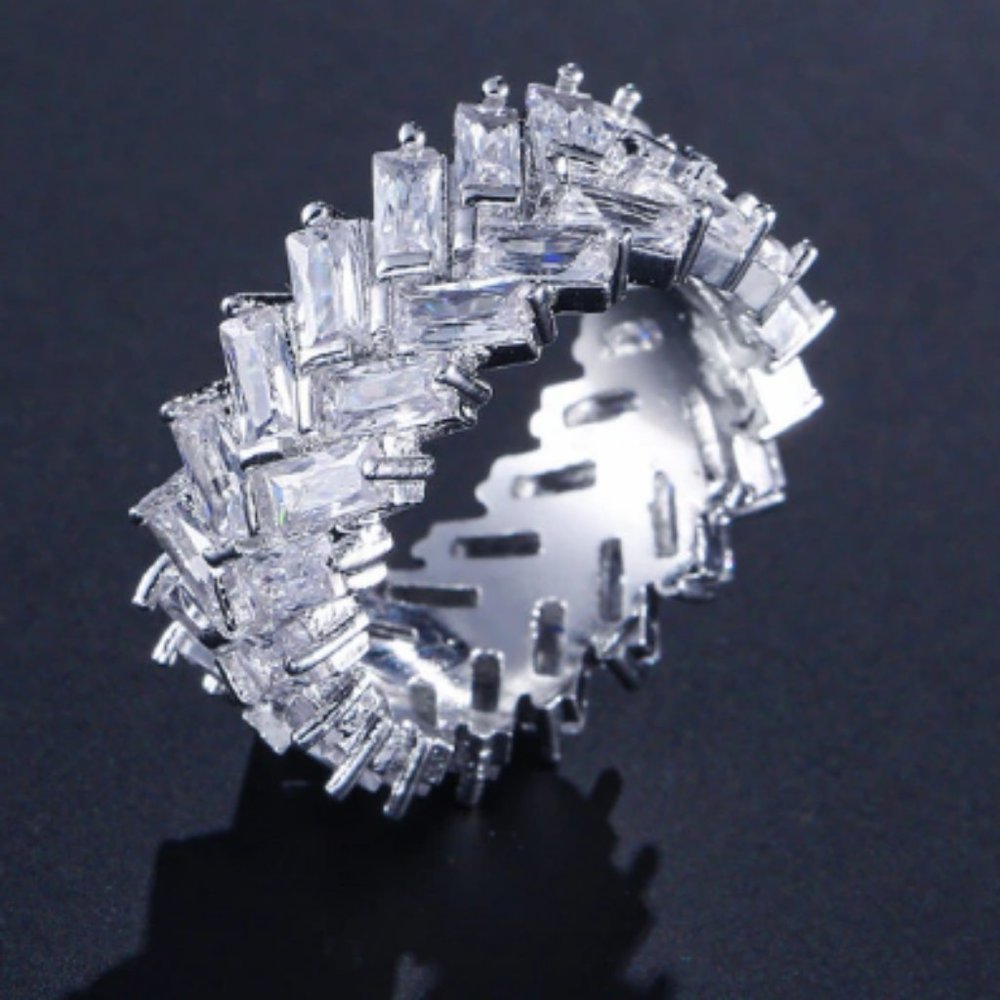 Luxurious Fashion Ring, Size 8, NWT